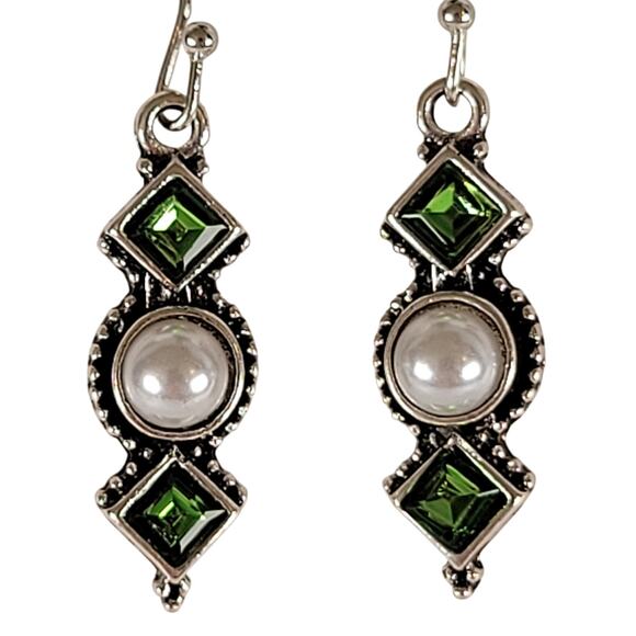 Green Crystal And Pearl Dangle Earrings Vintage Look Silver Tone Unbranded - Picture 2 of 8